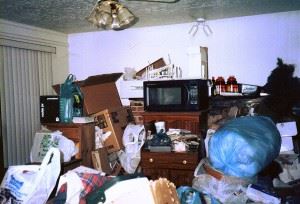 1200px-Hoarding_living_room